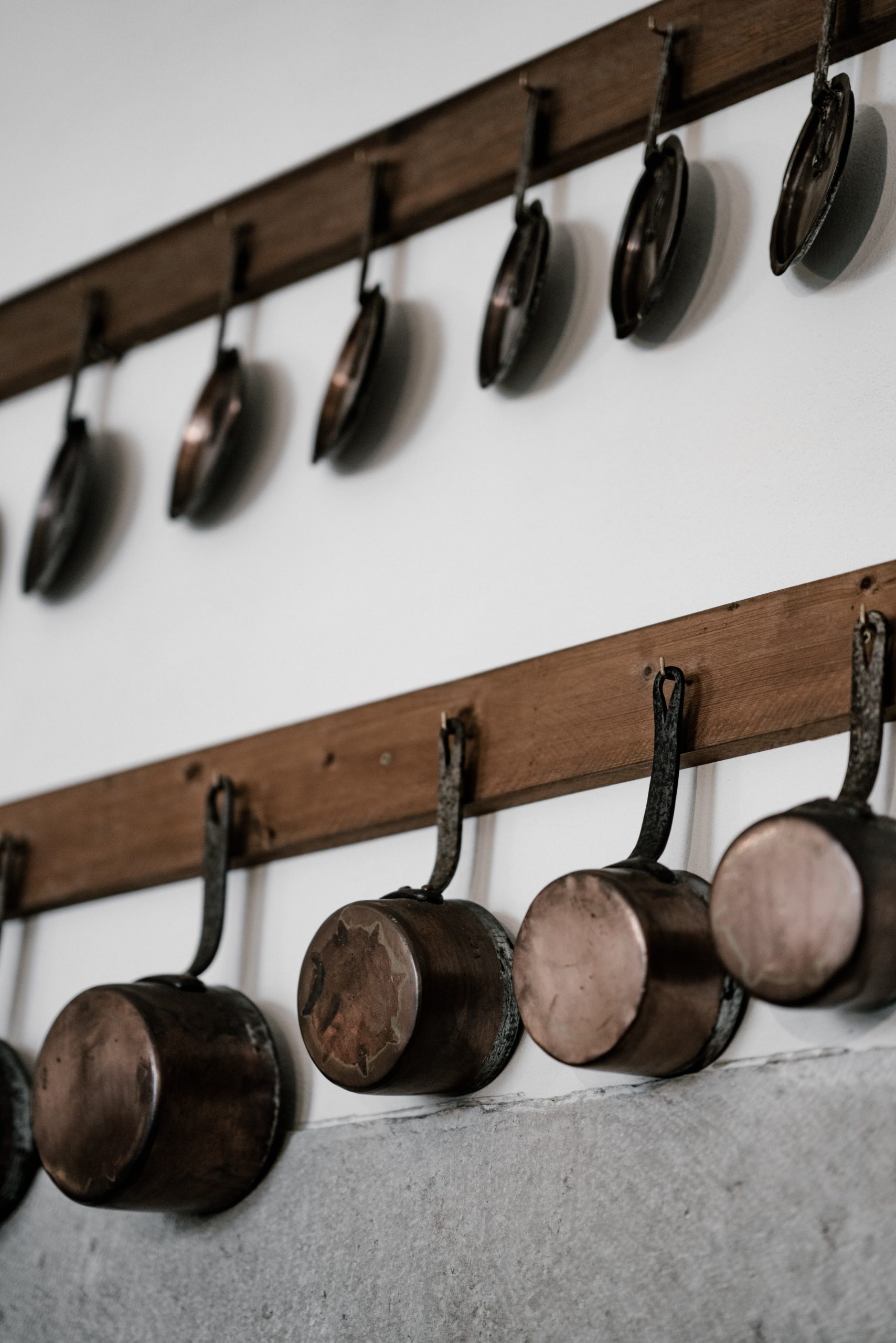 https://www.cookly.me/magazine/wp-content/uploads/2022/06/hanging-saucepans-scaled.jpg